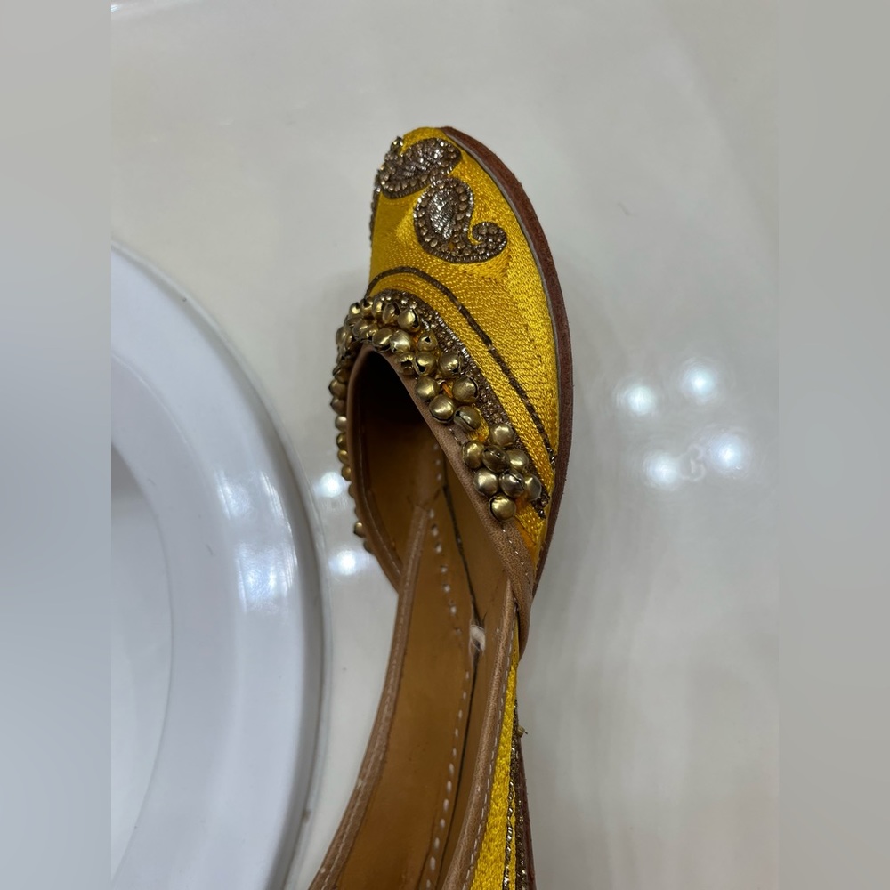 Yellow Punjabi Jutti - handmade shoe with bells - Picture 5 of 7
